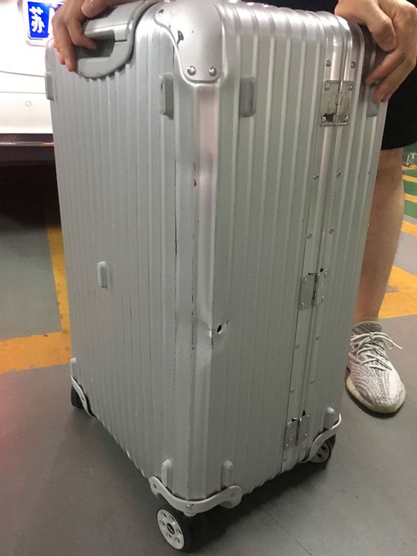 8000元的行李箱托運出一個洞 航空公司只愿賠800|東航|前臺|航班_網(wǎng)易